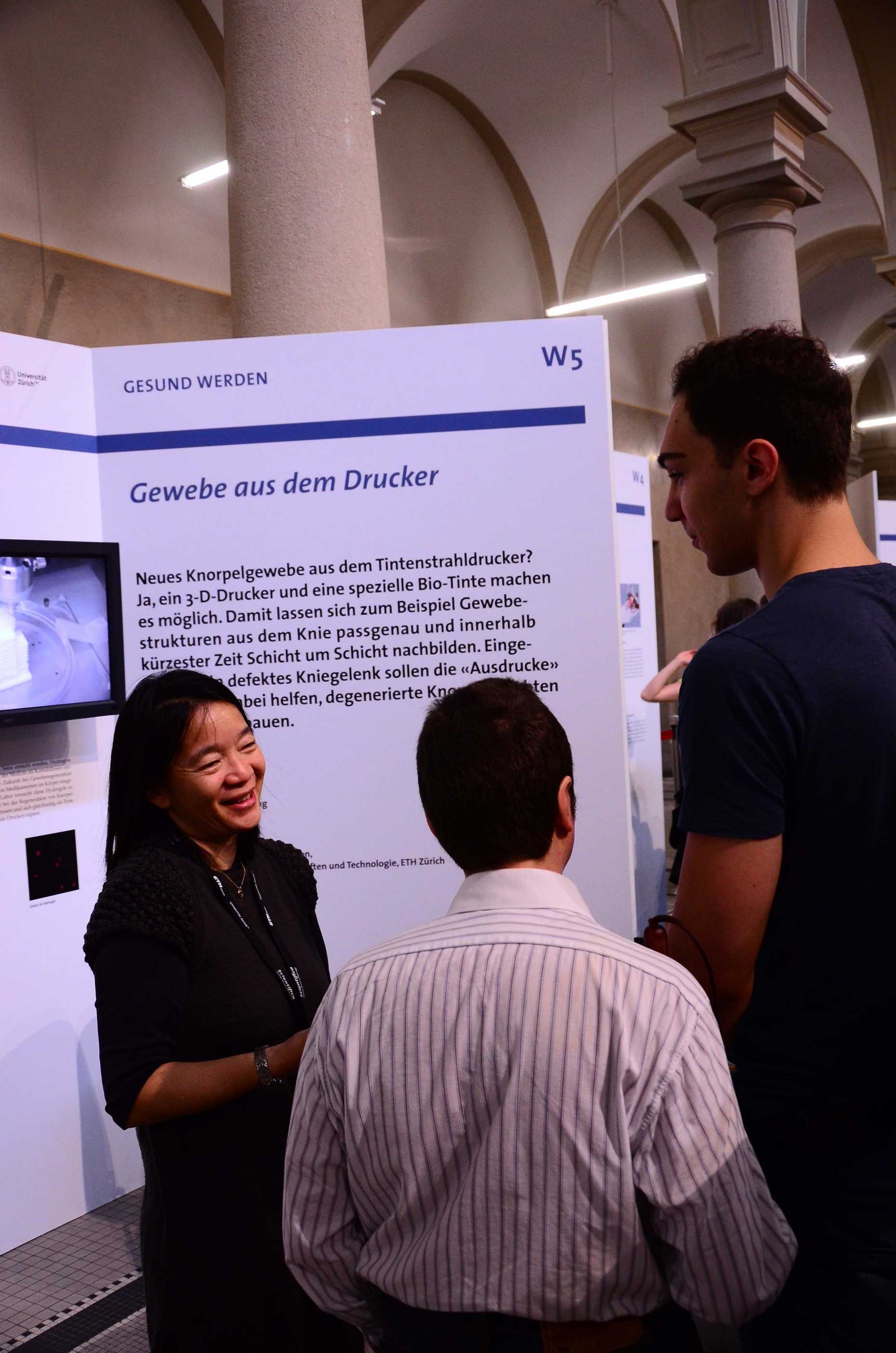 Enlarged view: Prof. Zenobi is explaining the research