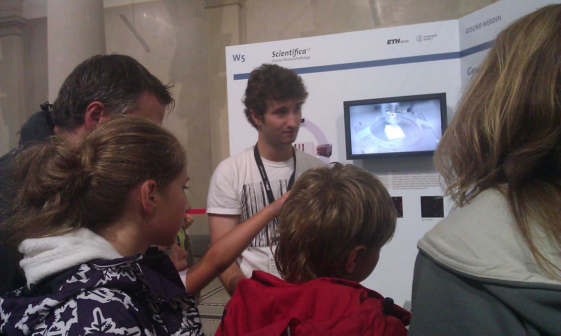 Enlarged view: Mischa is printing structures with kids